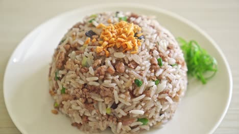 arroz frito con aceitunas negras chinas saladas con carne de cerdo picada - estilo de comida asiática
