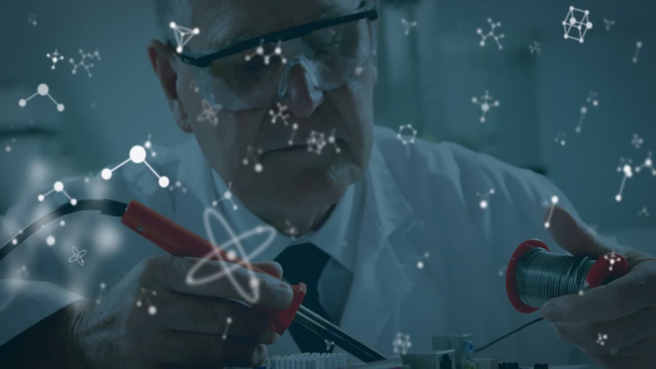Tecnico che porta un saldatore a un pad PCB sciogliendo la saldatura, mentre icone molecolari raffigurano l'elettronica.