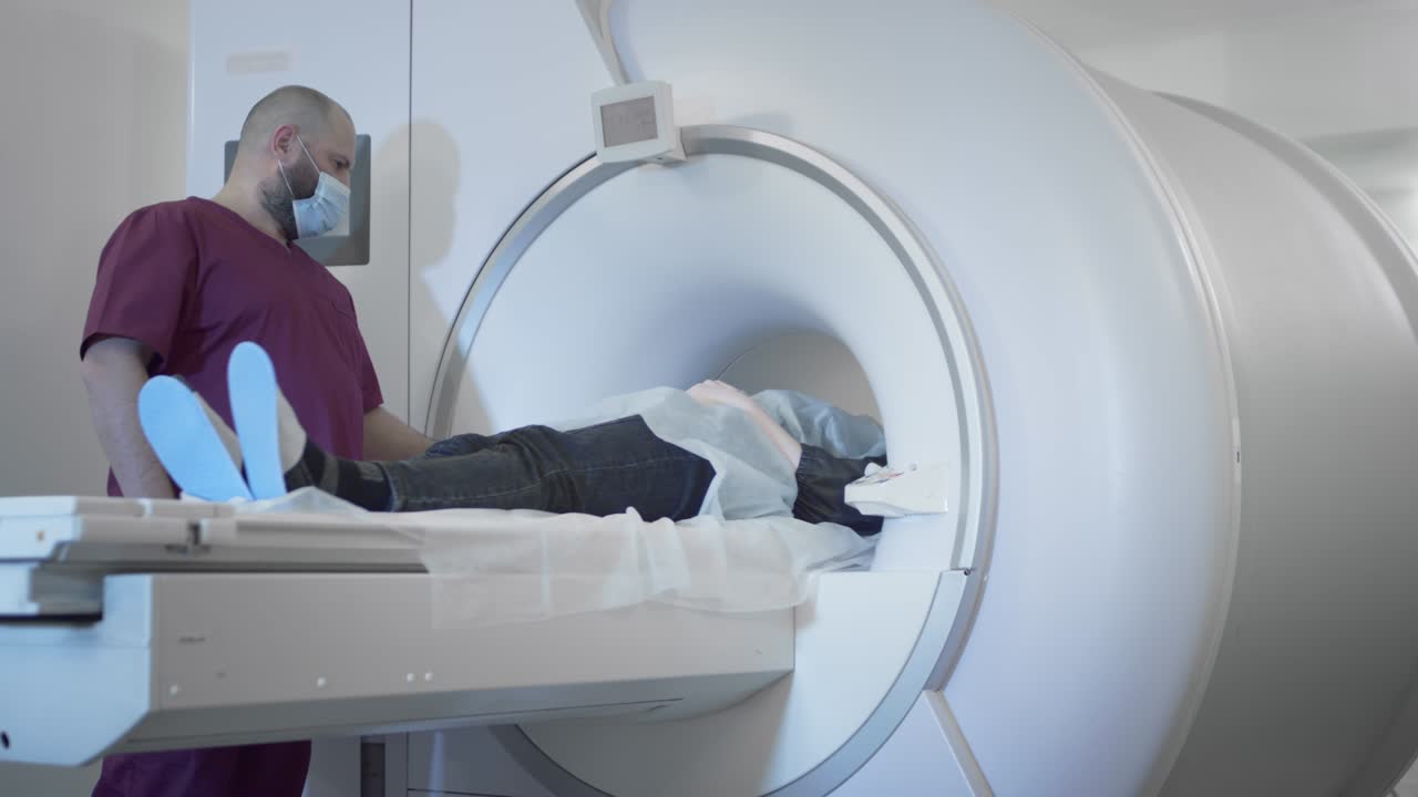 el médico lleva a cabo una resonancia magnética o escáner de mascotas de un paciente en una clínica moderna. niña en la cama dentro de una máquina de escaneo 3d. la mujer está haciendo una tomografía computarizada