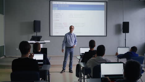 profesor presentando a los estudiantes en un aula