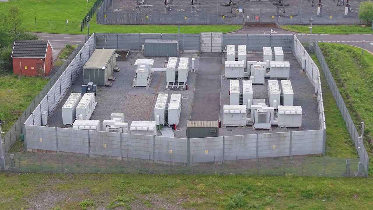Rivelazione aerea di un'installazione di sistema di accumulo di energia a batteria BESS realizzato in ioni di litio. Moderna infrastruttura di energia verde, tecnologia smart grid, transizione energetica, soluzioni energetiche sostenibili. Regno Unito