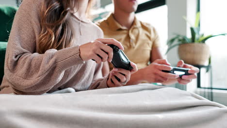 pareja jugando videojuegos en casa