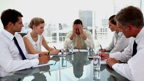 Un-Hombre-De-Negocios-Enojado-Gritándole-A-Los-Empleados-Durante-Una-Reunión.