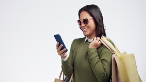 mujer feliz, teléfono y bolsa de compras en social