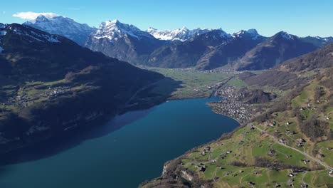 brillante hermoso día soleado sobre el lago walen en walensee suiza con montañas cubiertas de nieve