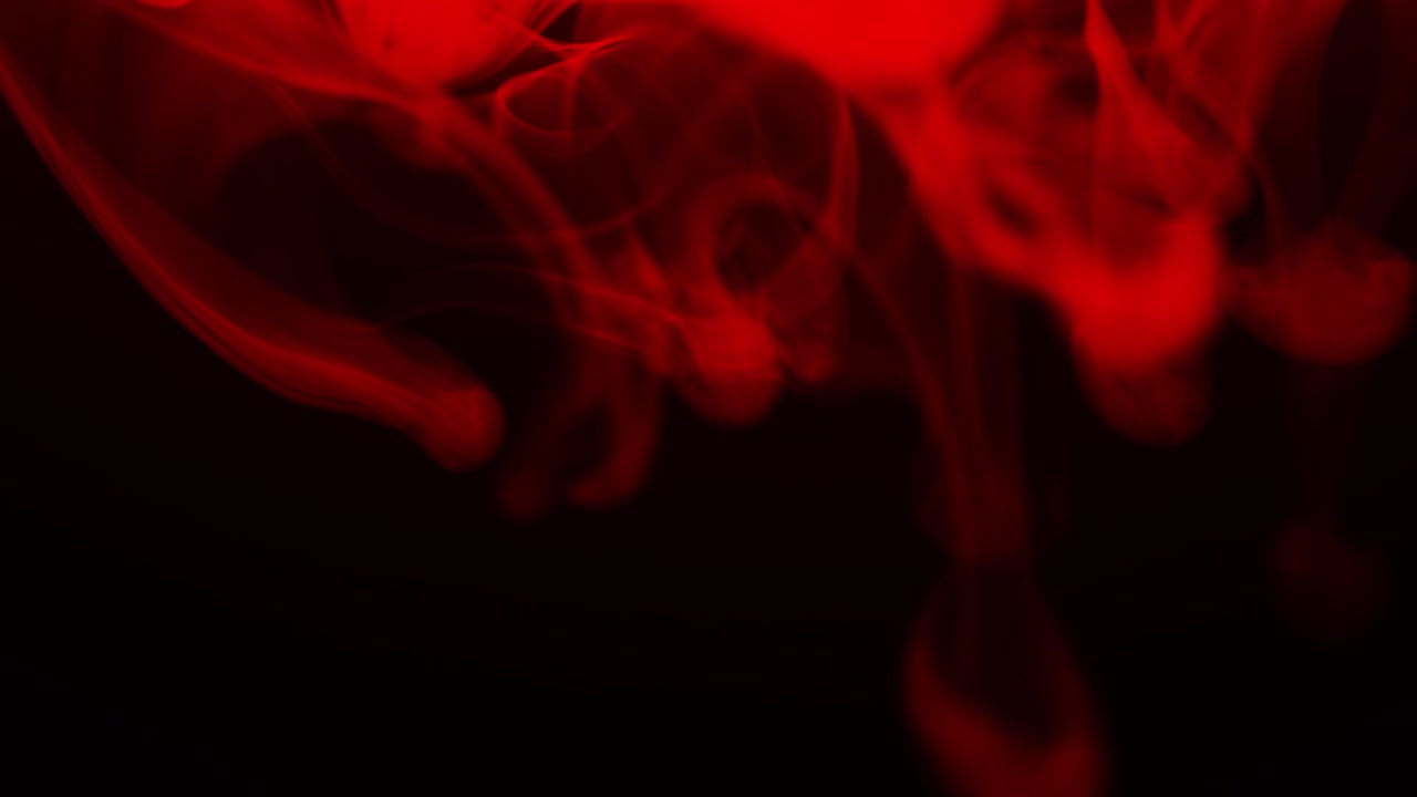 Vero fumo rosso su sfondo nero