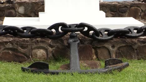 Monumento-A-Los-Marineros-Franceses-En-Taiohae,-Nuuk-Hiva,-Polinesia-Francesa