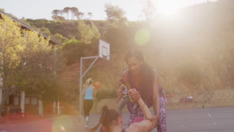 Equipo-Diverso-De-Baloncesto-Femenino-Jugando-Partidos,-Ayudándose-Unos-A-Otros