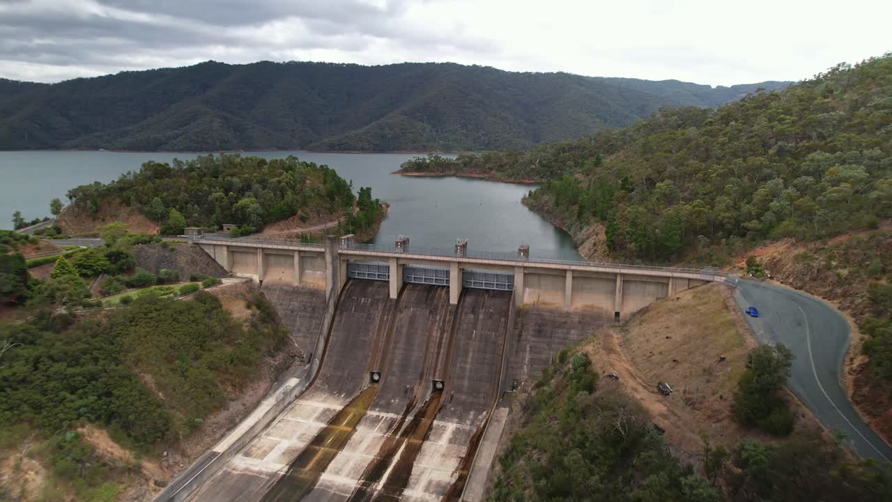 aerial acercándose sobre el vertedero y la presa en el lago eildon, victoria, australia
