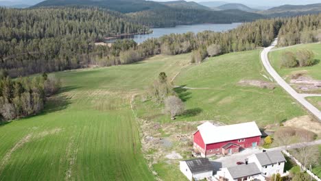 Paisaje-Agrícola-Y-Casas-En-Indre-Fosen,-Trondelag,-Noruega