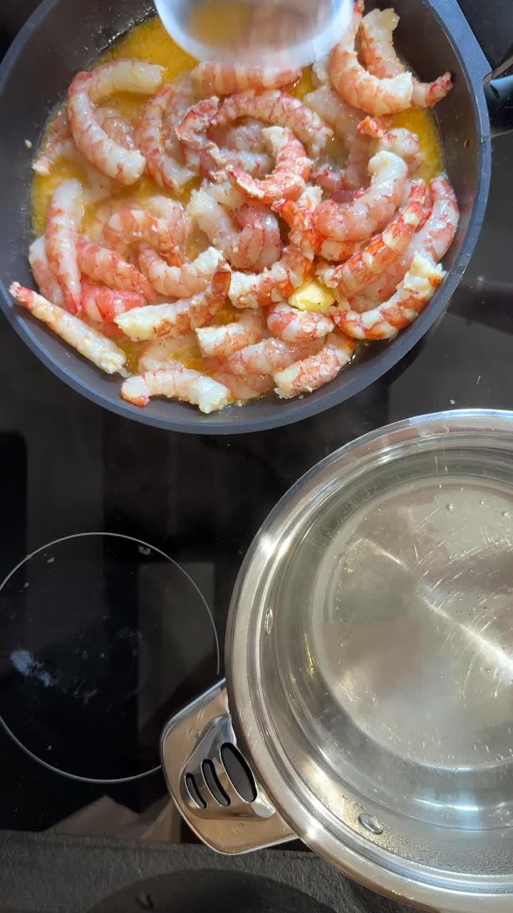 팬 에 새우 를 요리 하는 것