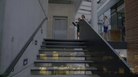 animación de un edificio de oficinas sobre personas de negocios hablando en una oficina moderna