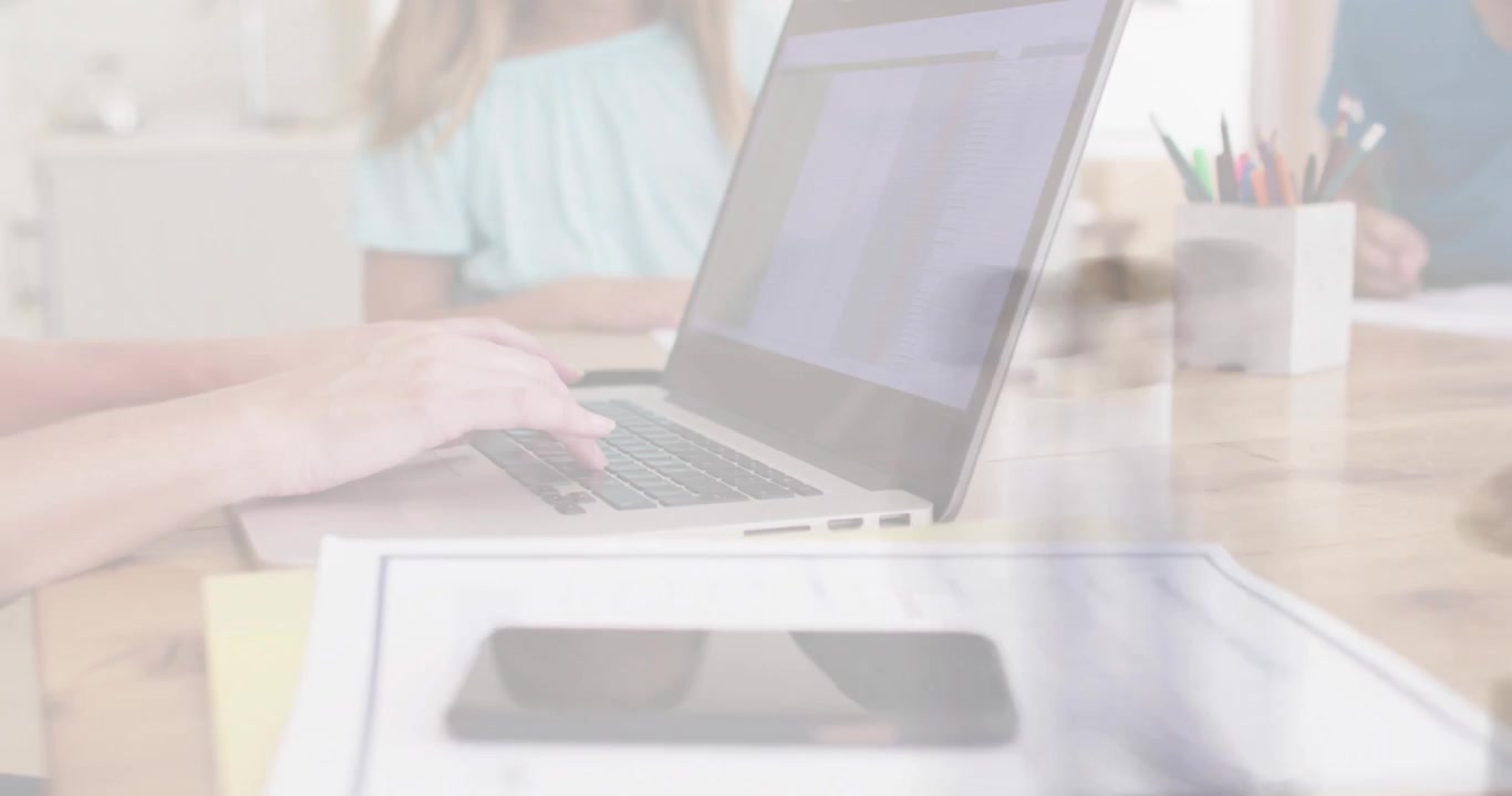 Doppia esposizione di persona che digita su laptop in ufficio domestico