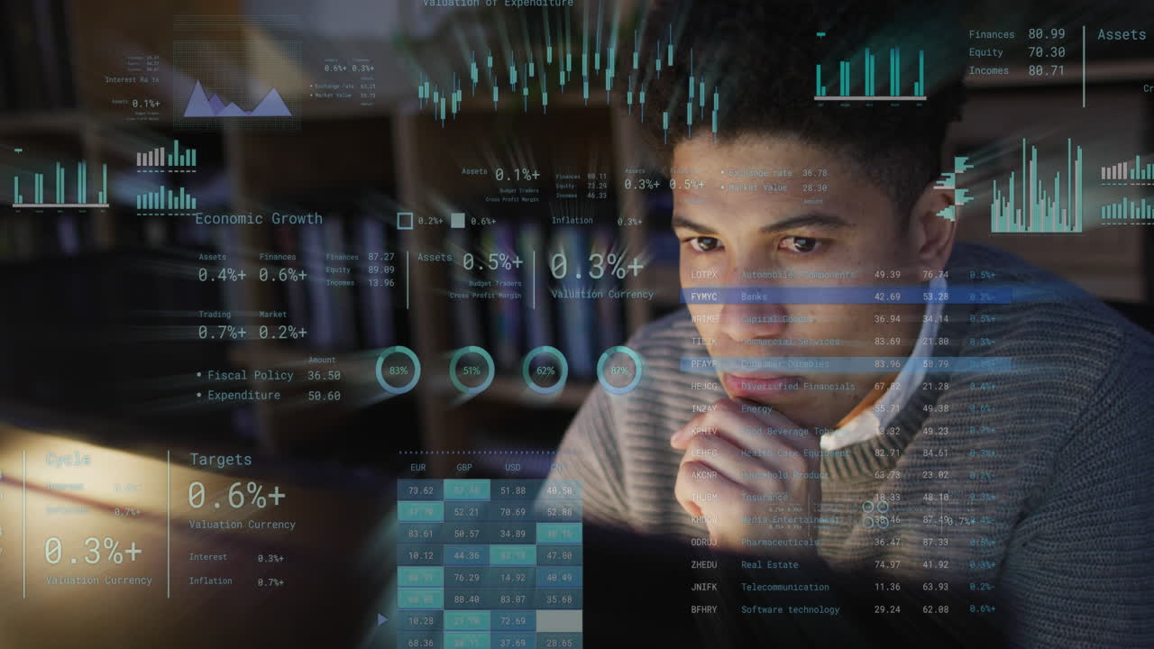 animación del procesamiento de datos financieros sobre empresario biracial que trabaja en la oficina