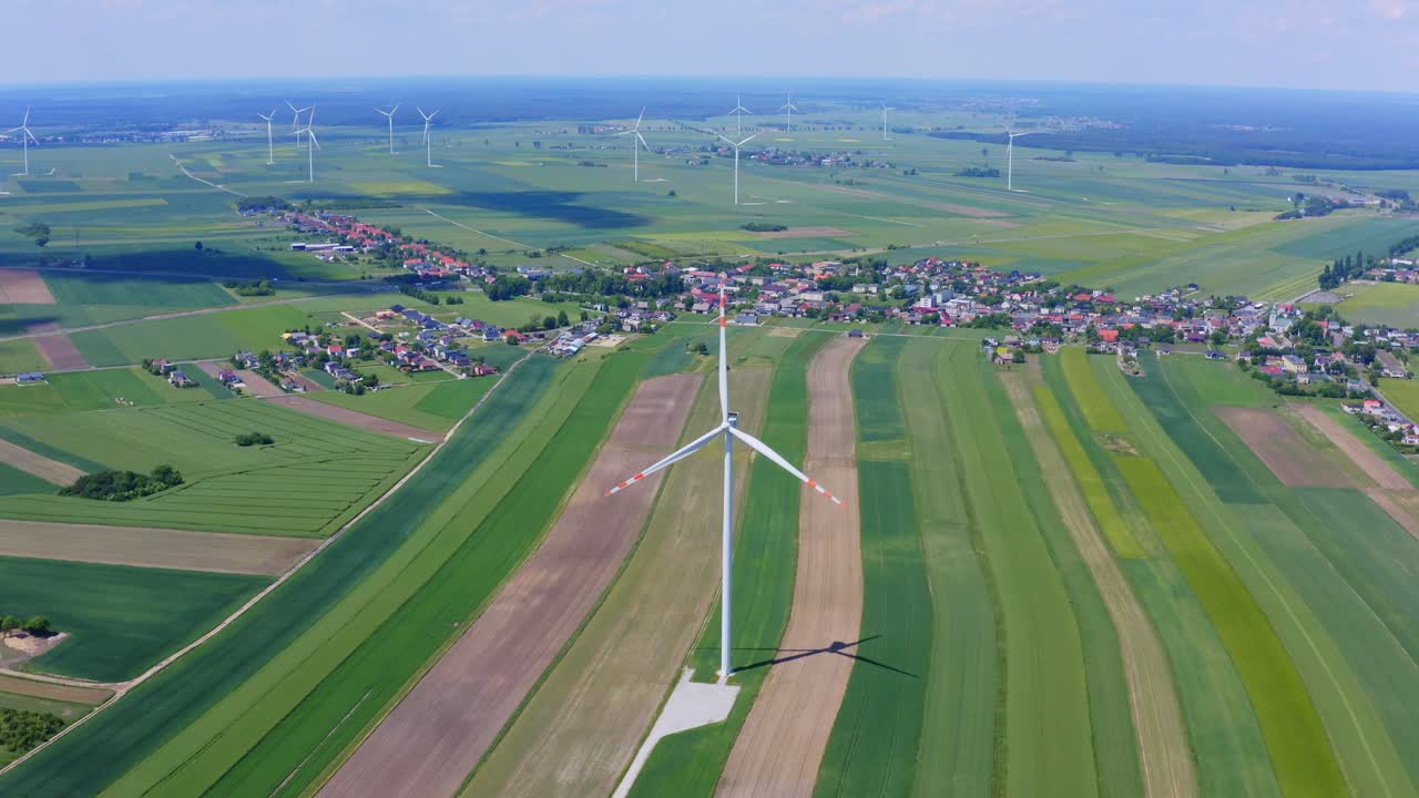농작물 필드와 작은 마을, 폴란드에 의해 풍력 터빈의 넓은 공중 팬