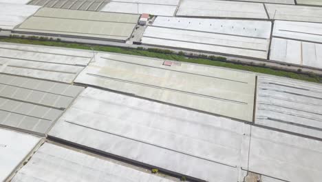toma aérea inclinada hacia abajo en una zona de invernadero en el sur de españa