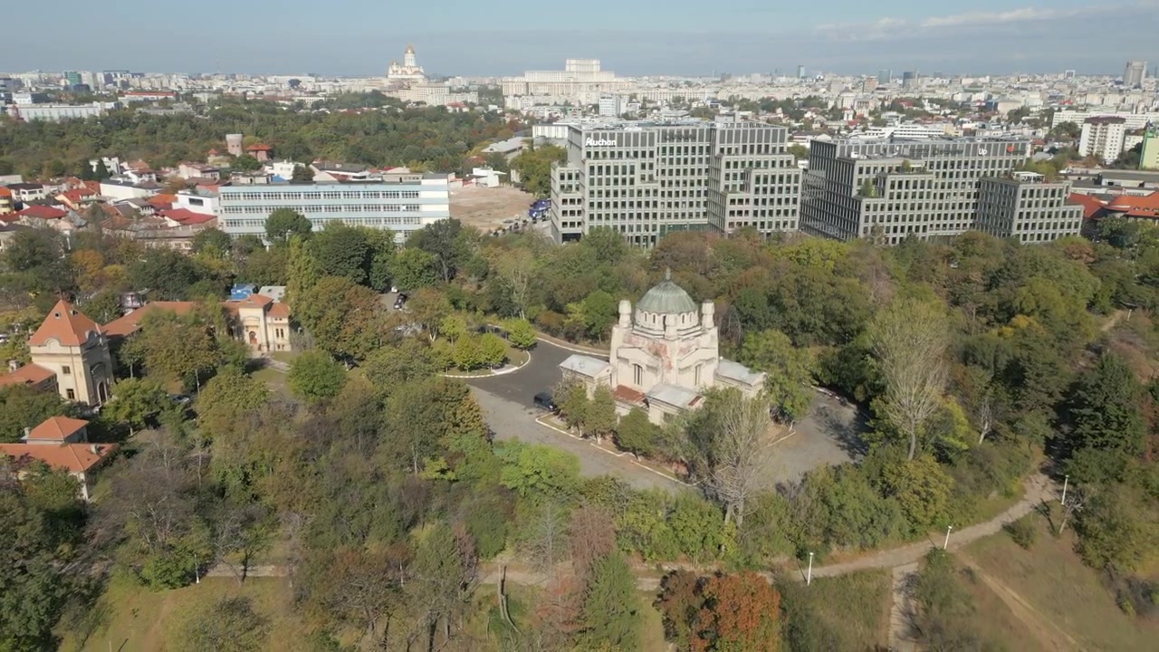 Crematório Cenusa no Parque Rodeado por Árvores, Cidade de Bucareste, Romênia. Drone recuando 4K 60FPS.