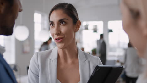 hermosa mujer de negocios conociendo clientes estrechándose la mano colaborando planeando un acuerdo de asociación en el espacio de trabajo de la oficina de inicio