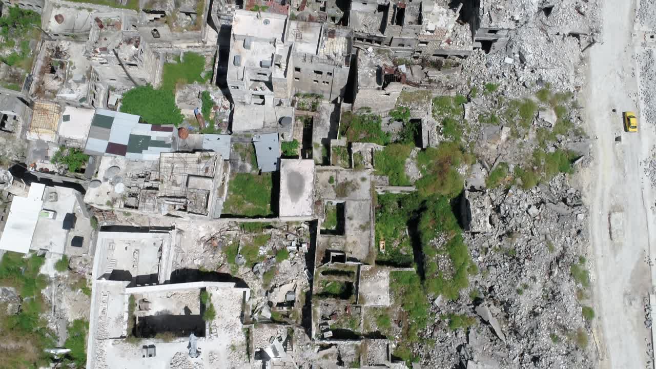 시리아 알레포의 중심에 있는 고대 도시의 건물 위의 공중 사진은 지평선 곳곳에 펼쳐져 있으며, 전쟁이 끝난 지 10년 후에도 여전히 파괴된 건물들을 볼 수 있다.