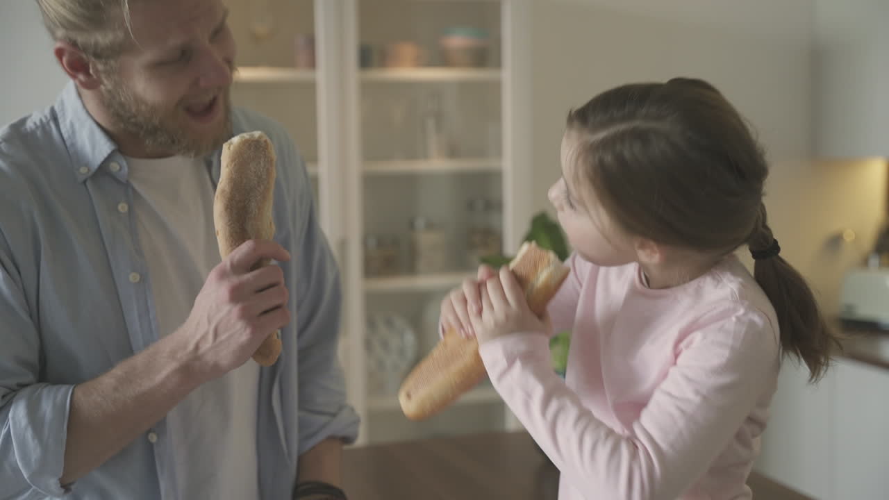 남자와 딸은 집에서 노래하고, 춤추고, 음식을 가지고 놀아요
