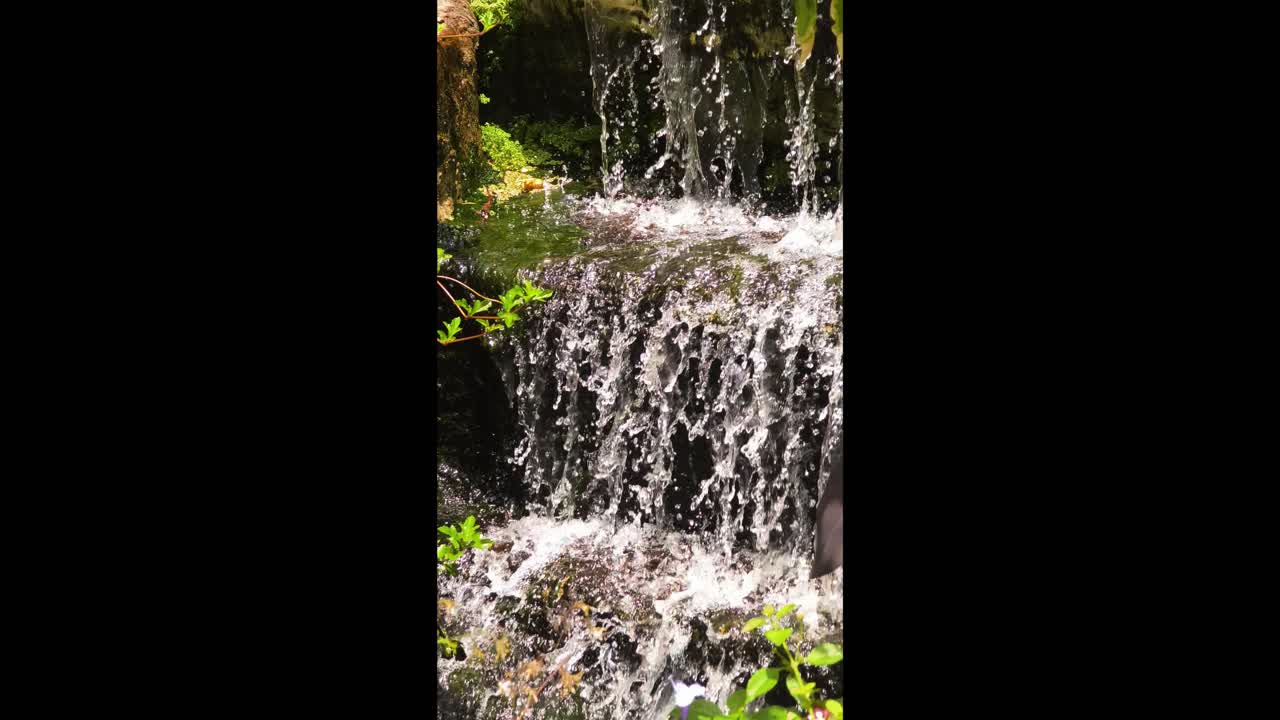 pequeña cascada en un jardín