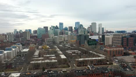 el horizonte de la ciudad fue filmado desde el aire en boston, massachusetts