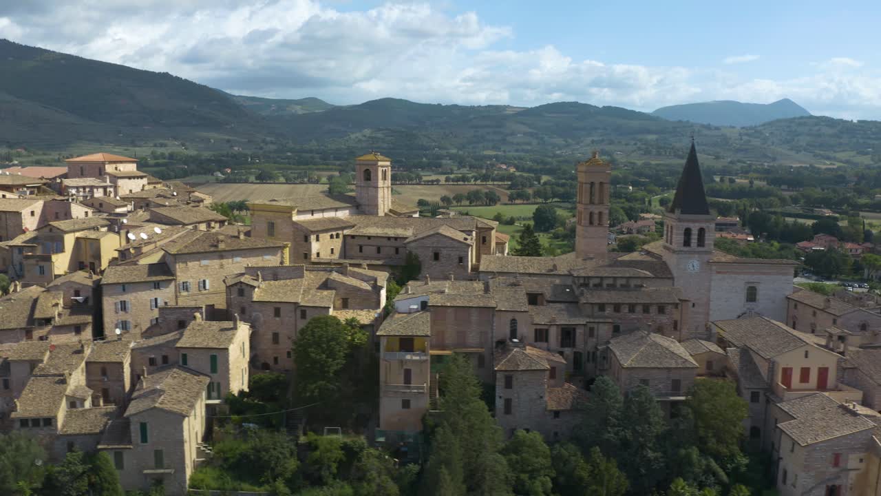 Ripresa aerea a scorrimento rivela la pittoresca città di Spello nella regione Umbria, Italia.