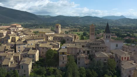 toma aérea deslizante revela la pintoresca ciudad de spello en la región italiana de umbría.