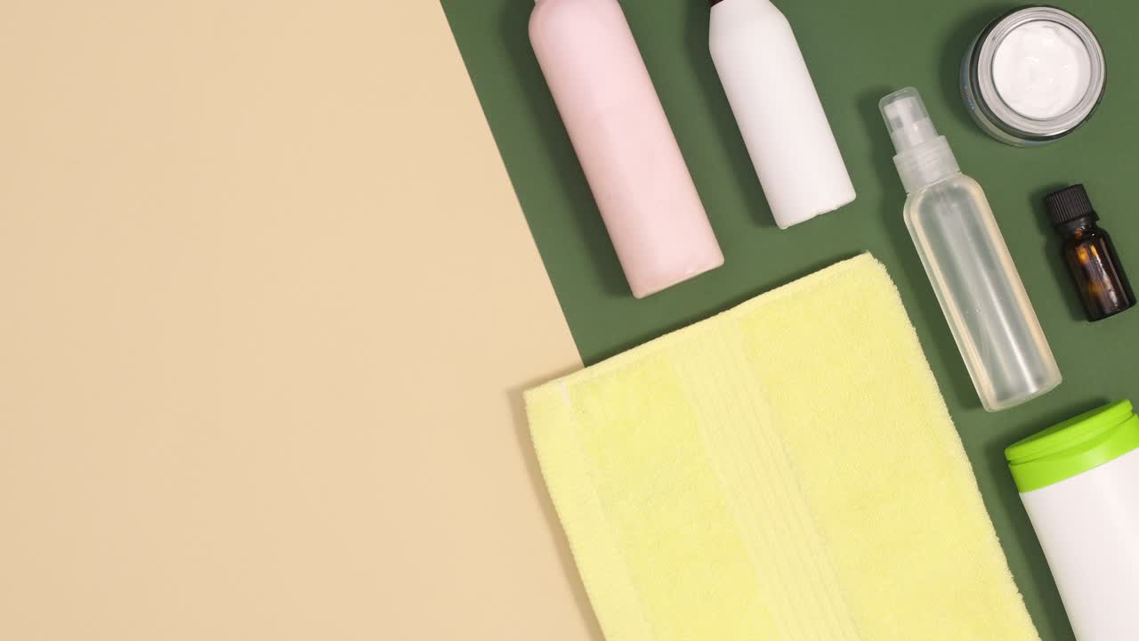 피부 관리, 웰니스 스파 및 미용 제품은 베이지 및 어두운 녹색 배경에서 위 아래로 이동합니다.