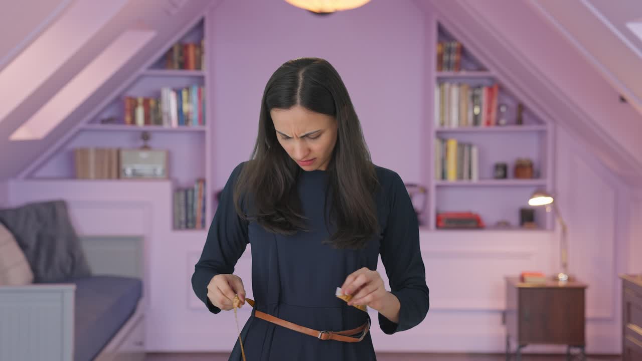 슬픈 인도 소녀 는 허리 를 측정 하고 있다