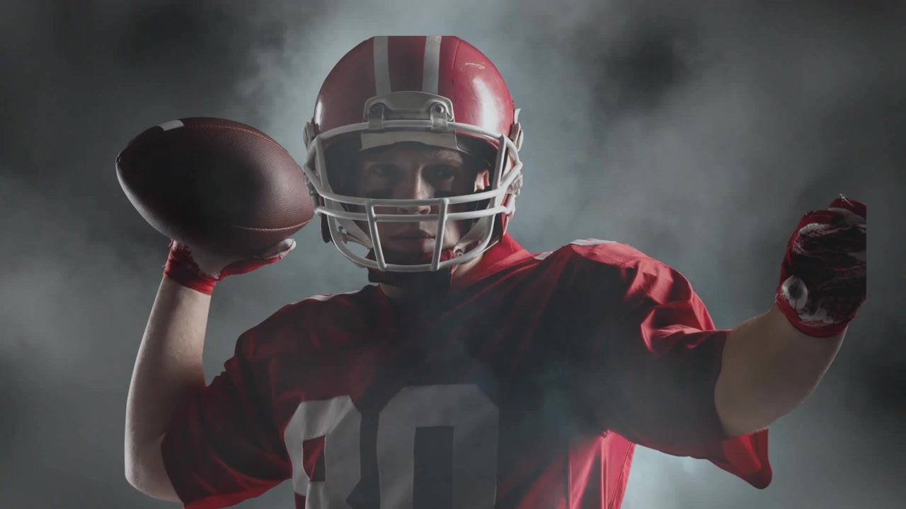 Giocatore di football americano che si prepara a lanciare la palla nel fumo