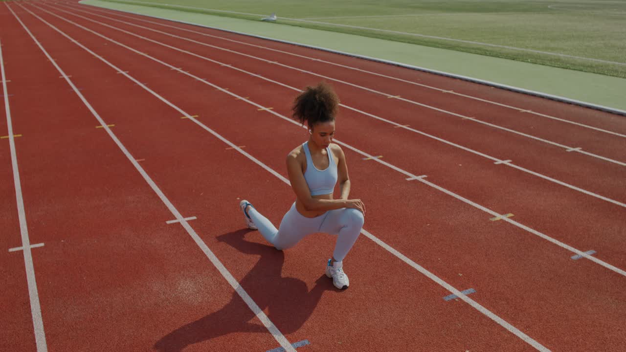 mujeres entrenando en la pista de atletismo