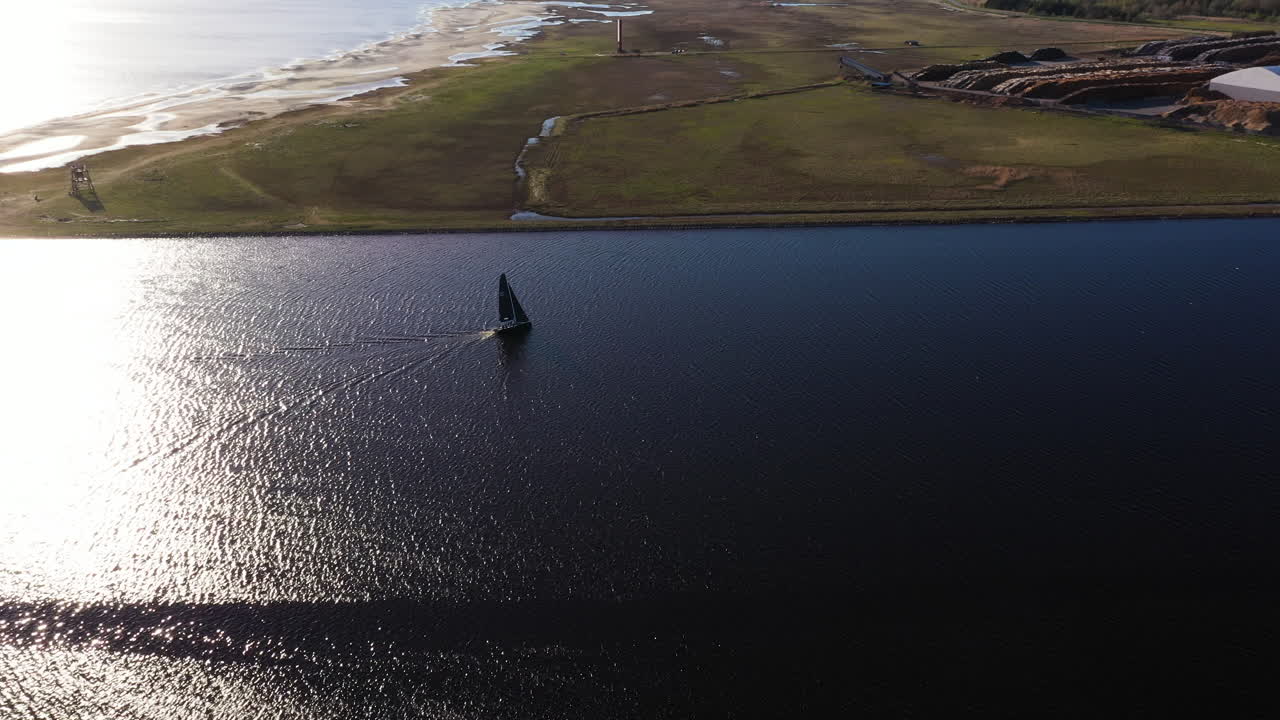 vista aérea de un velero con velas negras en el río pärnu