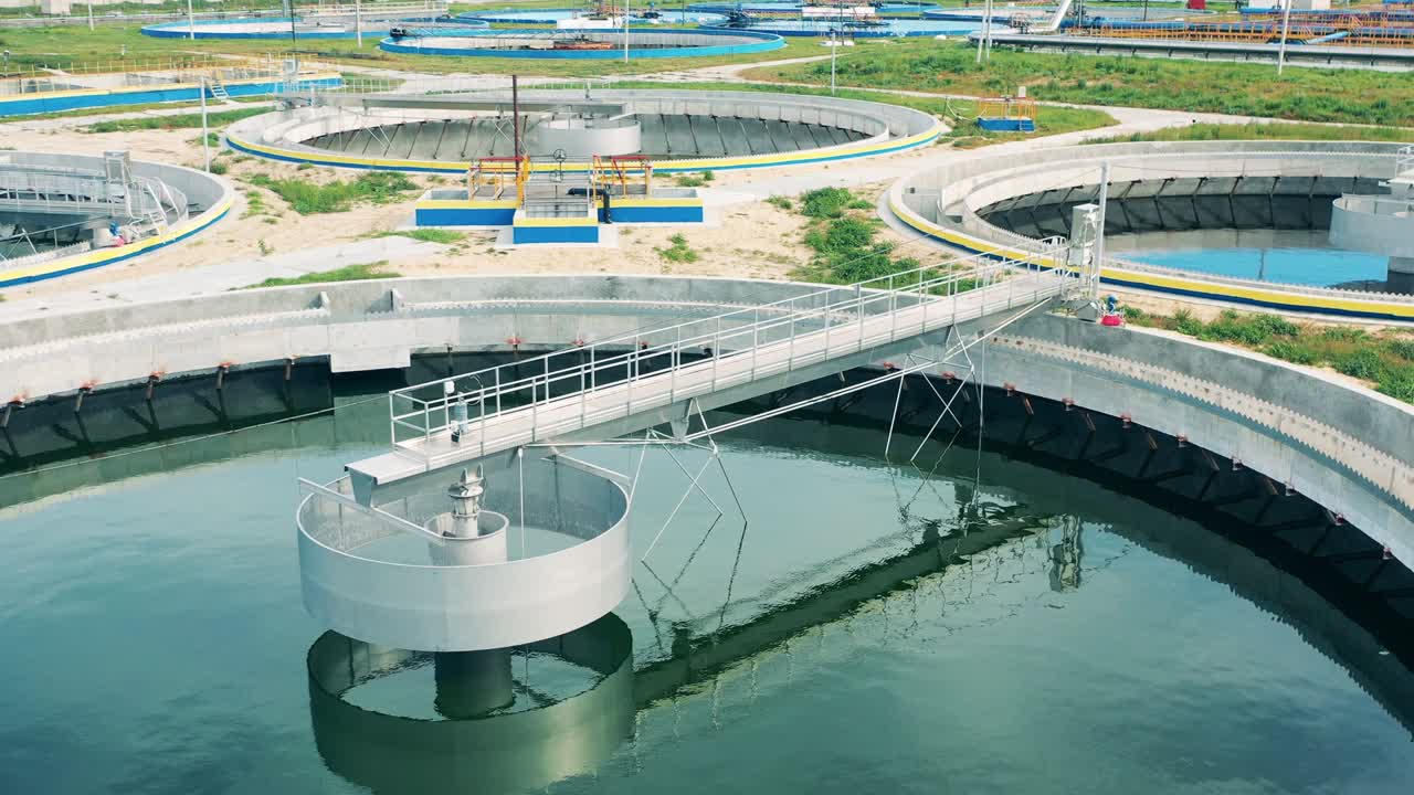 거대한 하수 정화 시설에 위치한 원형 정화기