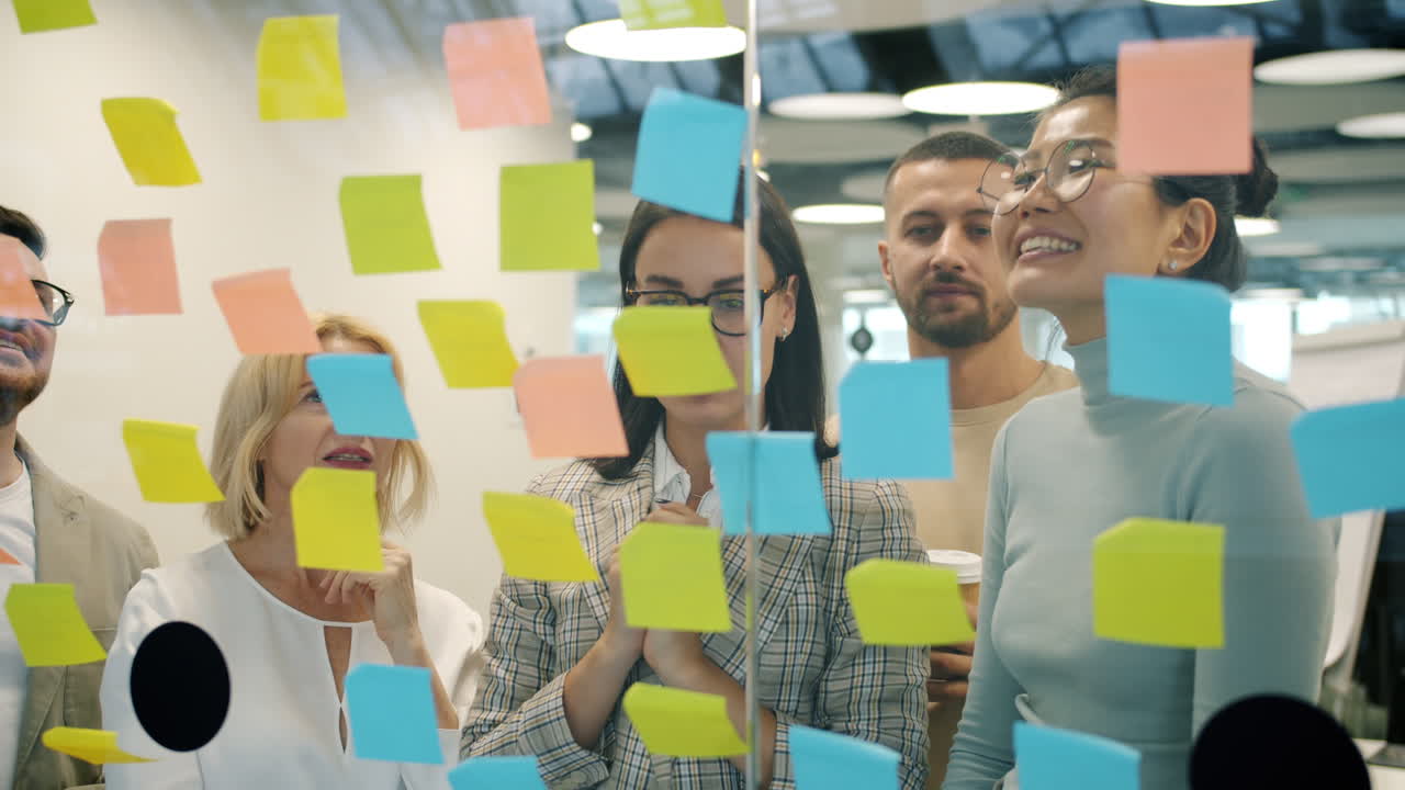 sesión de lluvia de ideas en equipo