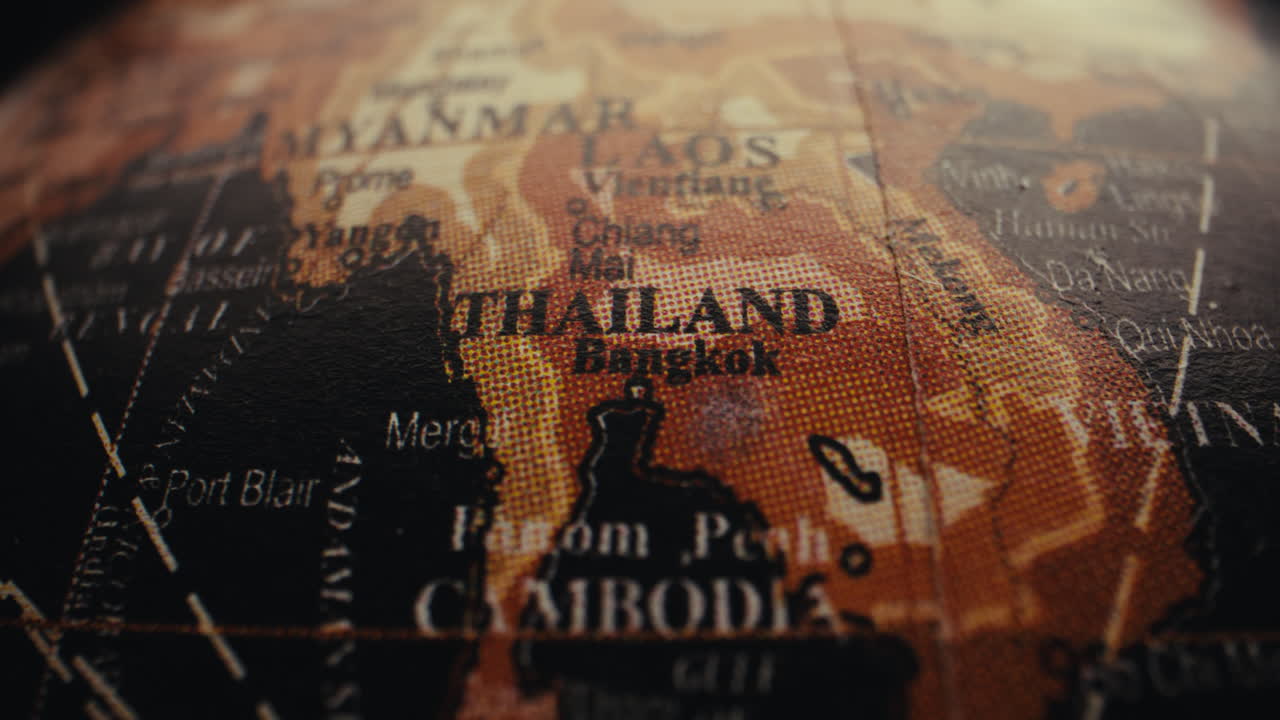 Primo piano di un mappamondo vintage, con focus sulla regione della Thailandia