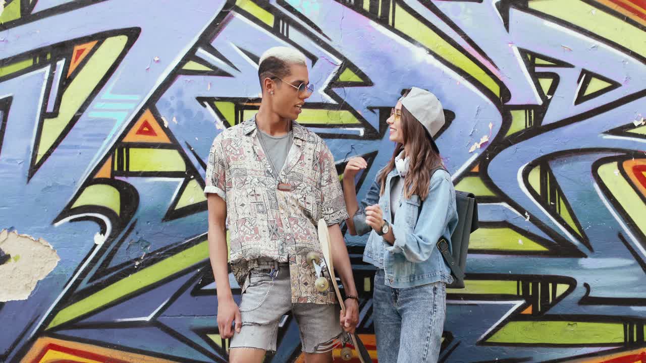 거리에서 시간을 보내는 동안 그녀의 아프리카 계 미국인 남자 친구와 이야기하고 포옹 세련된 옷을 입고 백인 소녀