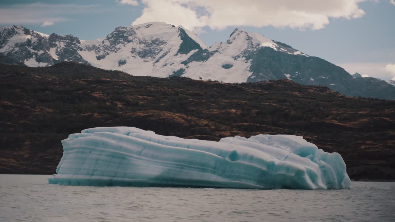 enormes icebergs flotantes en el lago argentino cerca de el calafate, patagonia, argentina