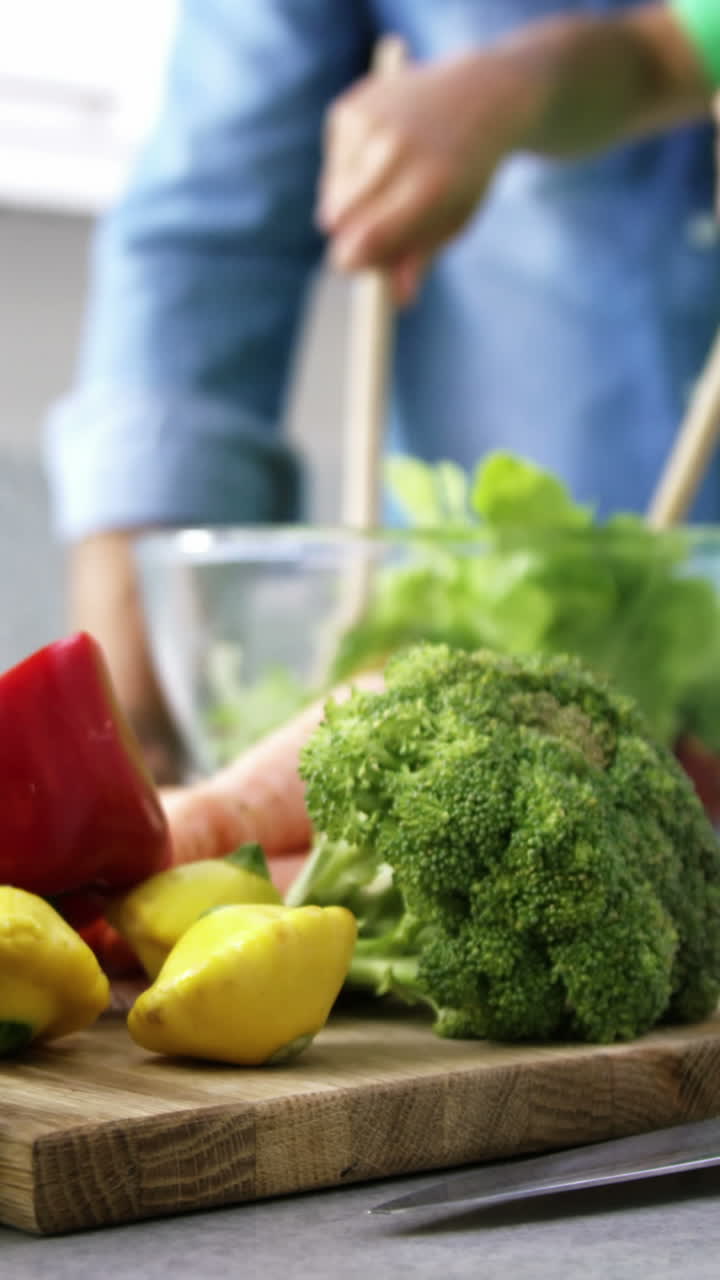 familia preparando verduras