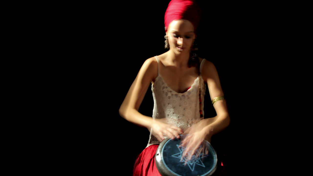 kvindelig slagtøjspiller stills 08