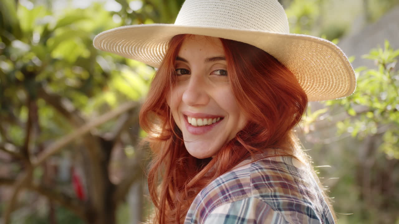 mujer al aire libre con una sonrisa