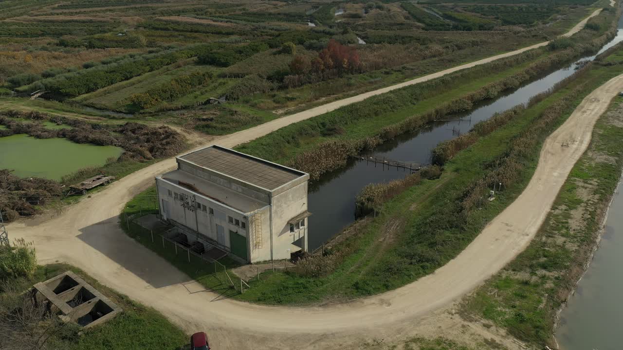 강 옆 작은 수력 발전소의 아름다운 전망