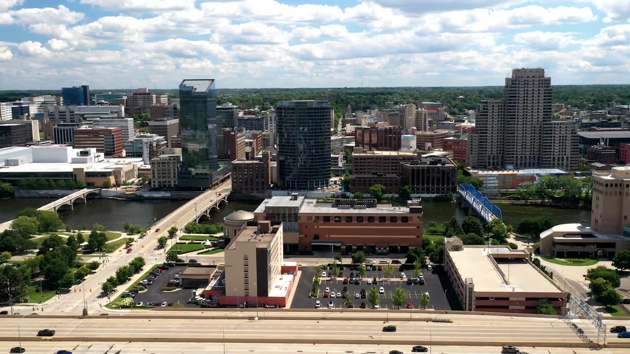 Grand Rapids, Michigan: Skyline in ripresa grandangolare con video drone hyperlapse in avvicinamento