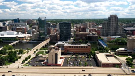 Grand-Rapids,-Michigan-skyline-wide-shot-with-hyper-lapse-drone-video-moving-in