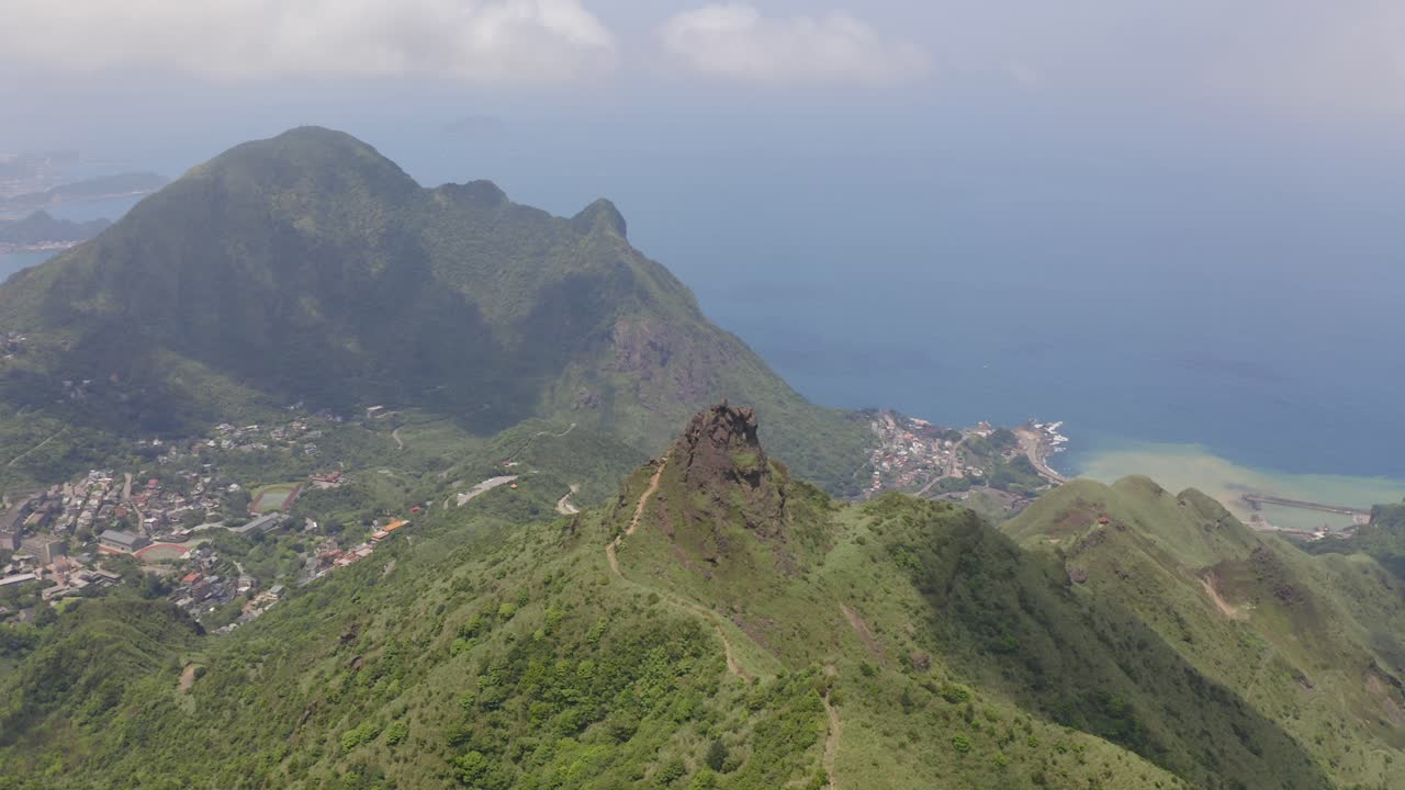majestuoso paisaje montañoso de la montaña de la tetera en taiwán - toma aérea