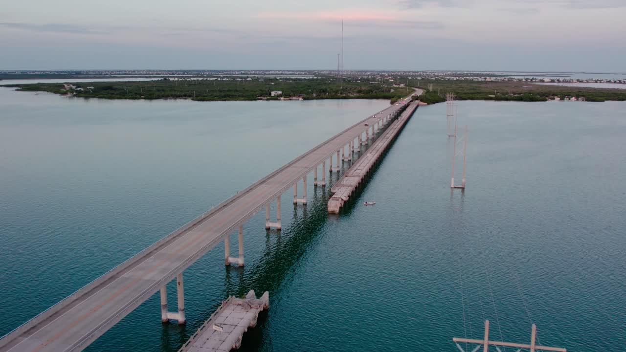 Luftfoto af solnedgang over Summerland Key Bridge i Florida, som forbinder flere af Florida Keys på vej til Key West