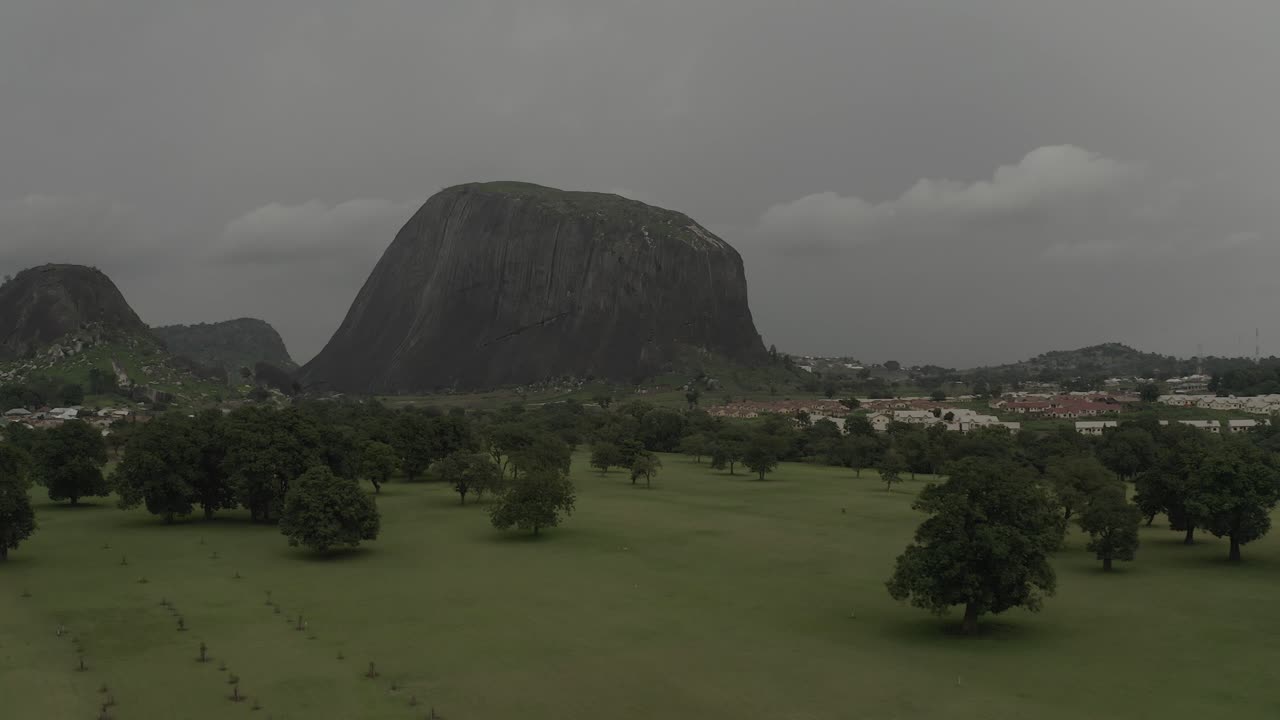 사하라 이남 아프리카 의 골프장 을 가로지르는 공중 비행장