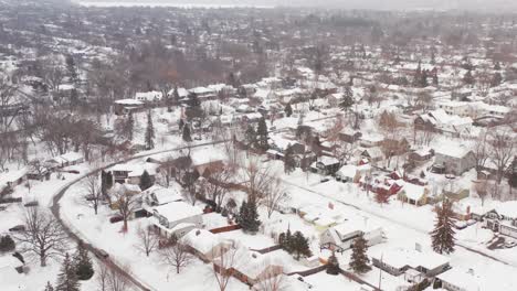 Casas-Aéreas-Cubiertas-De-Nieve-En-Un-Suburbio-Rural-De-Un-Pequeño-Pueblo-Durante-El-Invierno