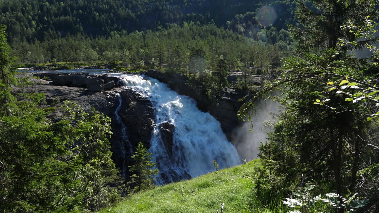 cascada de rjukanfossen, soleado, día de verano, en tinn, agder, sur de noruega - tiro panorámico