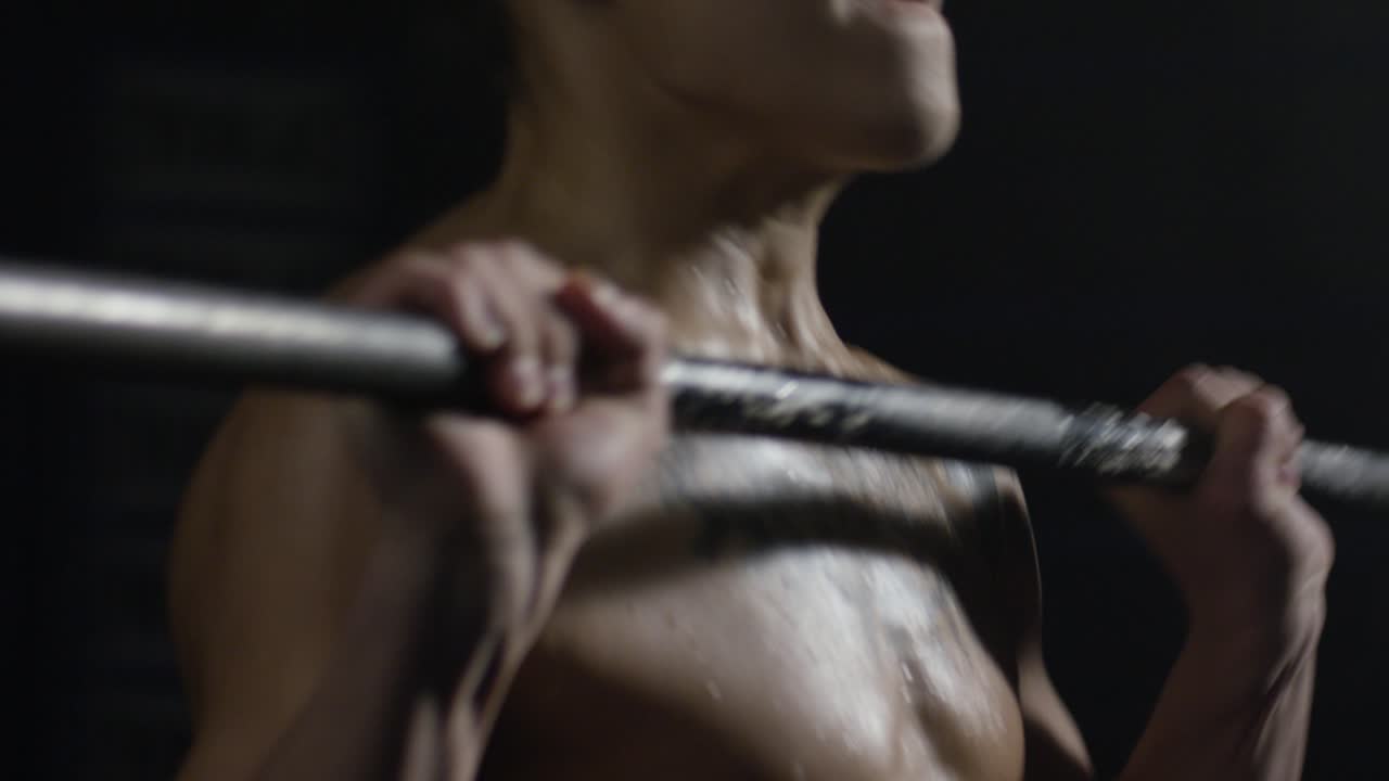 Uomo che pratica sollevamento pesi